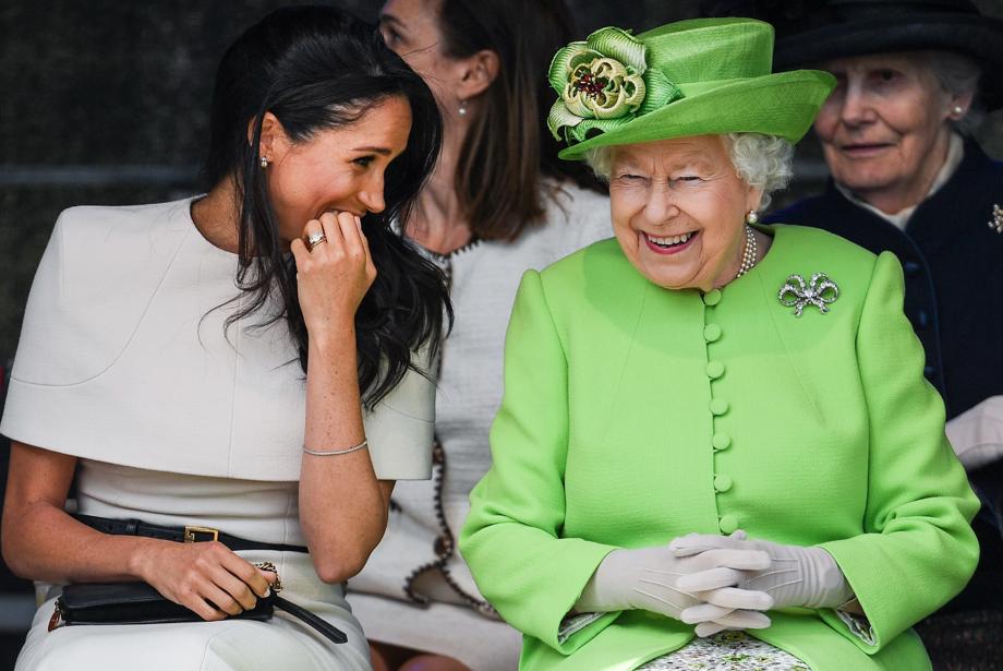 <p>Elizabeth drotning og Meghan Markle, ið giftist Harry prinsi í 2018. </p>