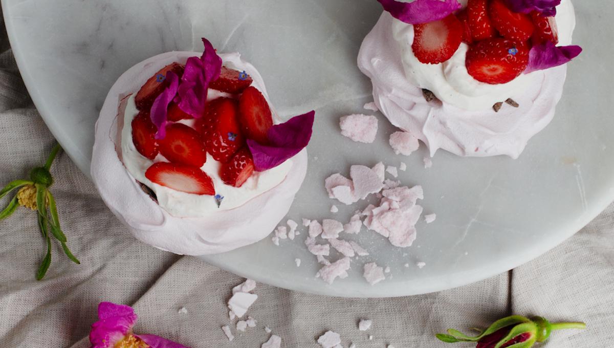 Summar-pavlova við søtum kremi og jarðberjum