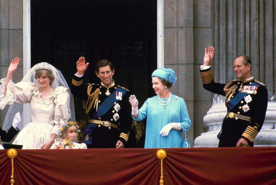 <div class="caption-wrap">
<div class="caption" aria-label="Image caption">
<p>Charles prinsur og Diana prinsessa heilsa fólkinum á svalanum á Buckingham Palace eftir vígslu teirra 29. juli í 1981.</p>
</div>
</div>