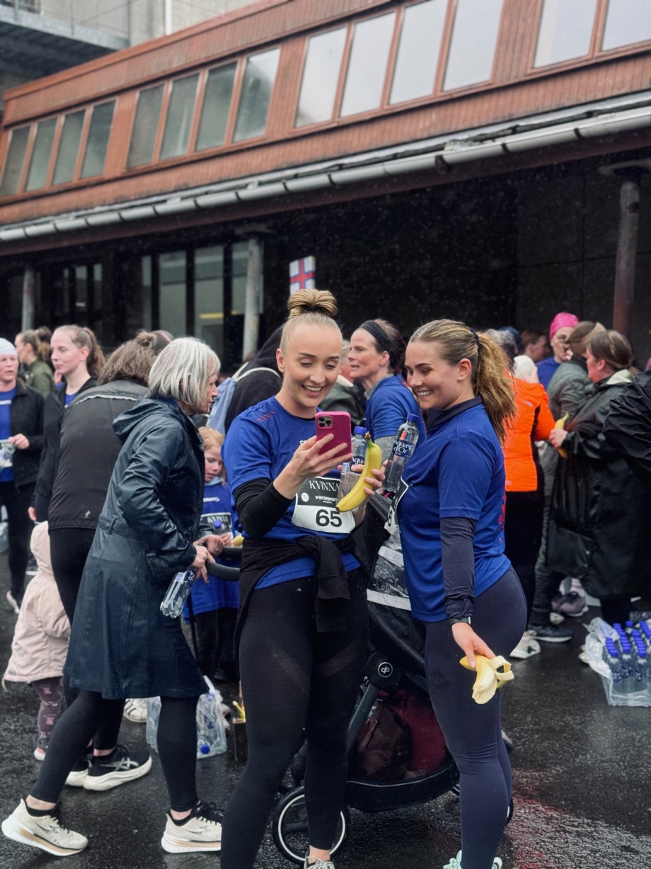 <p>Felagsskapur áðrenn lutakastið</p>