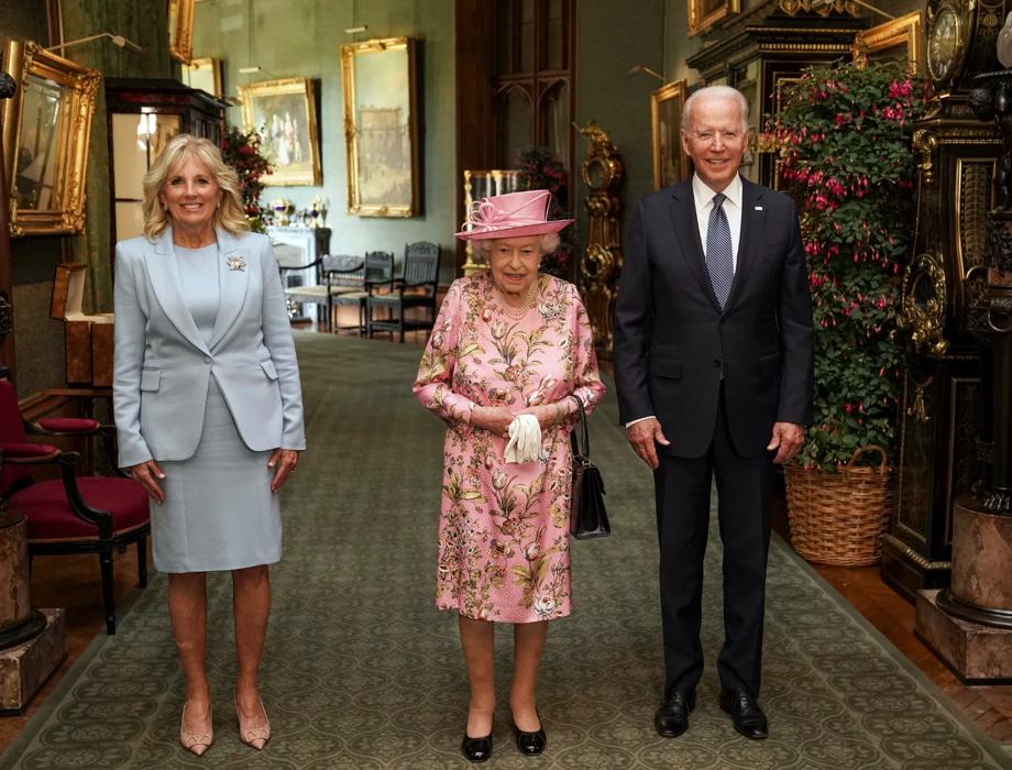 <p>Elizabeth drotning saman við amerikanska forsetanum, Joe Biden, og forsetafrúnni, Jill Biden, í Windsor Castle 13. juni í 2021. </p>