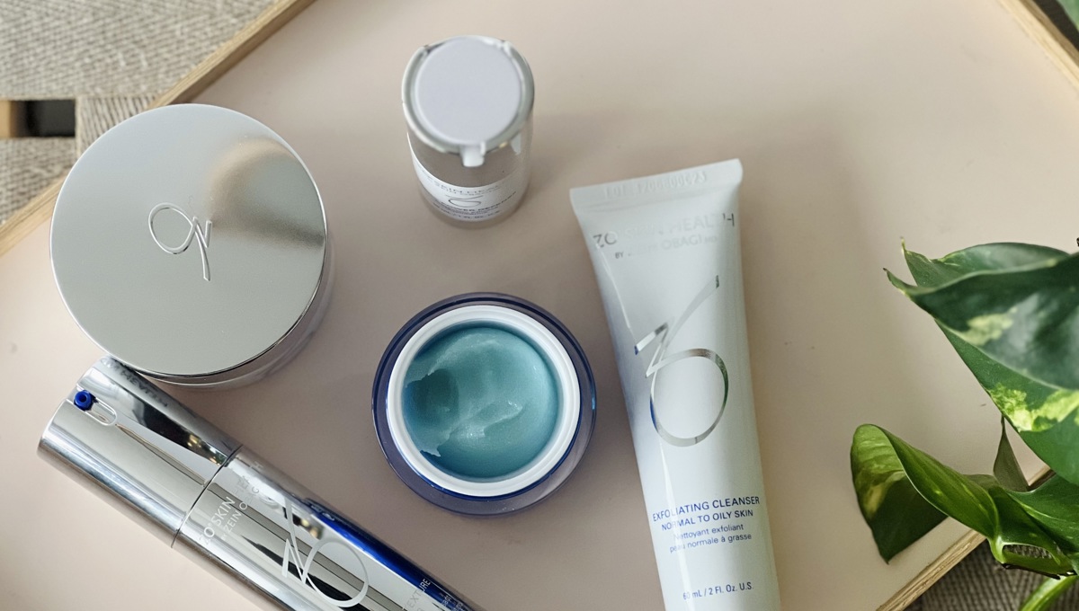 Kvinna roynir húðrøkt frá Zo Skin Health