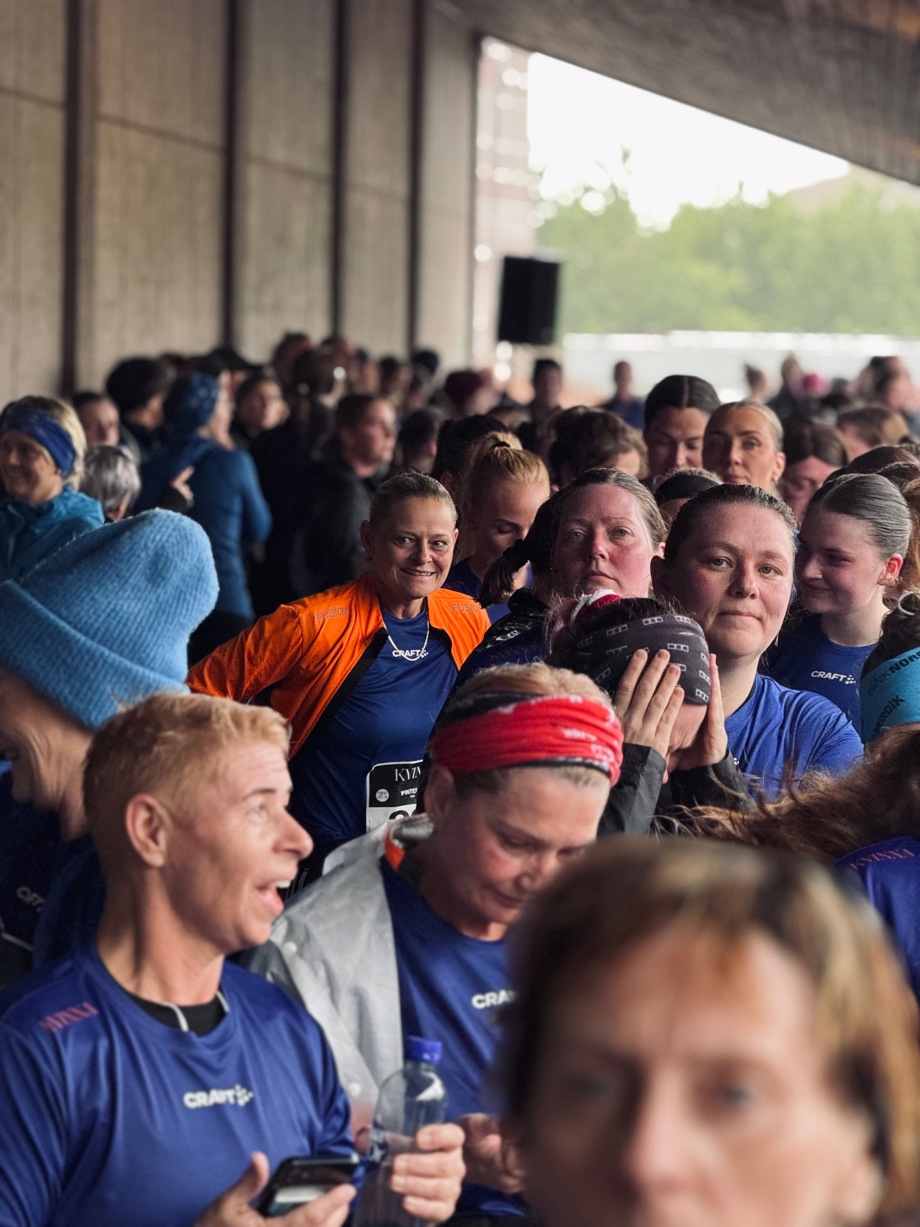 <p>Køin til myndatøkuna var ógvuliga long - men lagið var gott kortini</p>