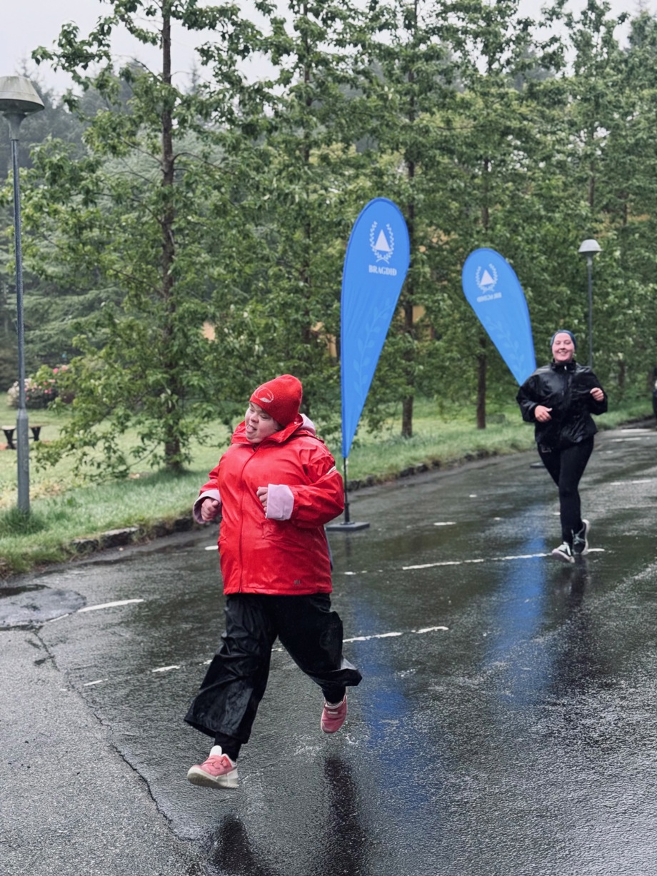 <p>Raskar kvinnur renna í regninum</p>