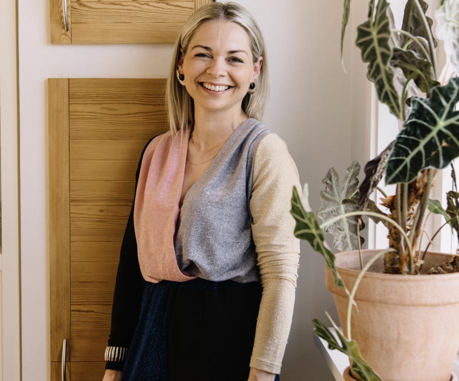 <p><strong>Eg finni íblástur ...</strong>  millum annað á Instagram. Gliturdraktina frá Hunkøn havi eg keypt mær, tí eg sá á Instagram, at danska songkvinnan, Mette Lindbeg, var í henni til eina myndatøku. Mær dámdi hana so væl, at eg fór beint at googla hana og fann hana til sølu á netinum. Eisini fái eg íblástur frá heimasíðunum hjá teimum merkjunum, mær dámar best.   </p>