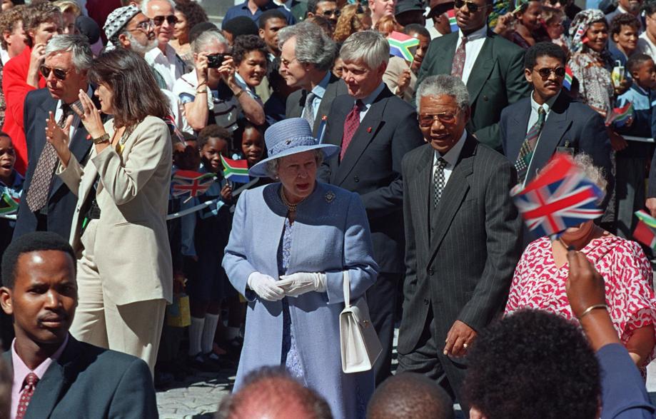 <p>Elizabeth drotning og Suðurafrikanski forsetin, Nelson Mandela, í Cape Town í Suðurafrika 20. mars í 1995. </p>