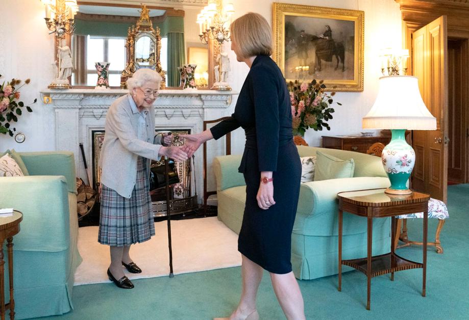 <p>Elizabeth drotning tekur móti Liz Trauss á Balmoral-slottinum í Skotlandi 6. september 2022, har hon síðani tilvendi hana til forsætisráðharra.</p>