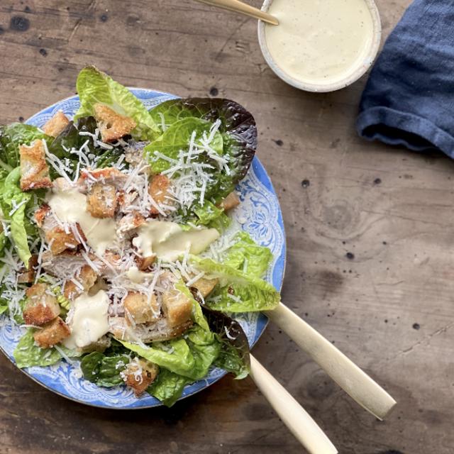 Cæsarsalat við heimagjørdum dressingi